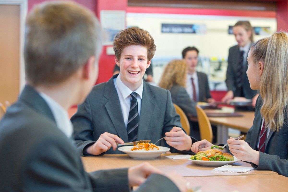 high-school-students-in-uniforms-eating-lunch